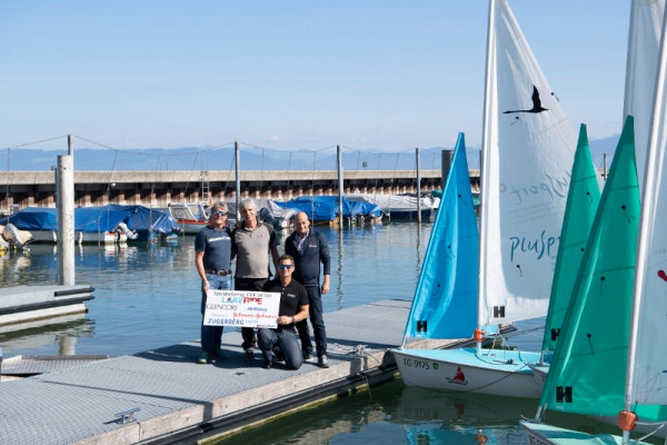 Dieter Hofer vom Verein Lakeride, Willi Lutz vom Verein Sailability.ch, Daniel Sch&#228;rer von Zugsports und Thomas Erne von der Stiftung Cerebral bei der Check&#252;bergabe am Hafen von Arbon (von links).